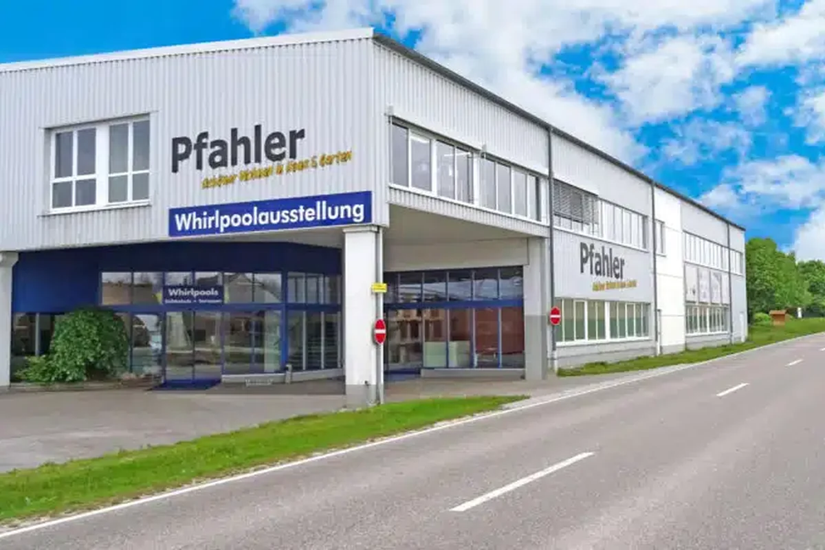Gebäude von Pfahler mit Eingang zur Whirlpoolausstellung in Adelschlag