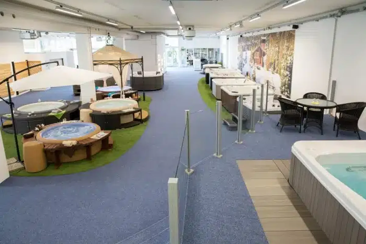 Whirlpoolausstellung von Pfahler mit verschiedenen Whirlpool Modellen