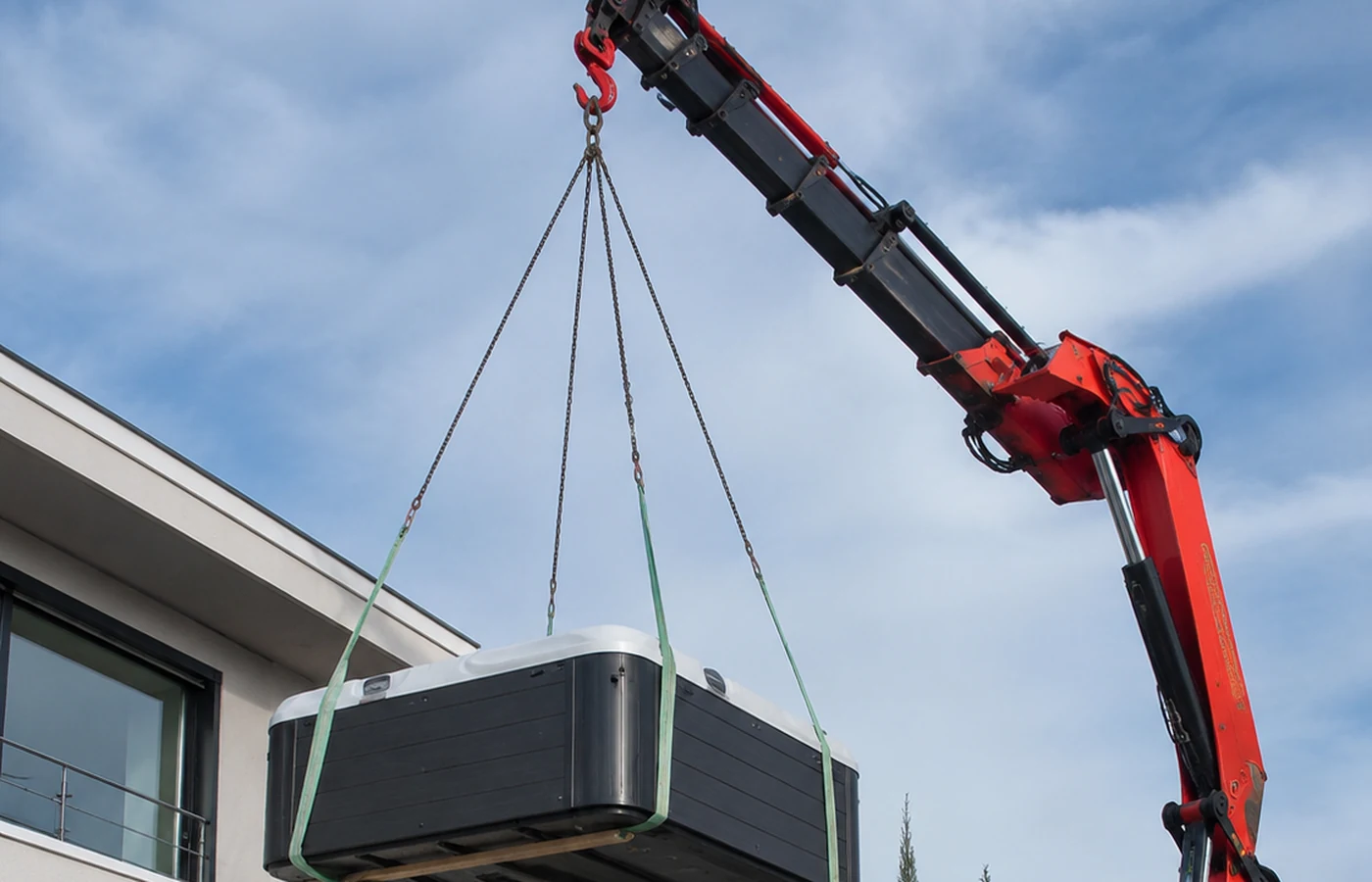 Anlieferung und Vorbereitung des Aufstellorts für einen Outdoor Whirlpool mit Kran
